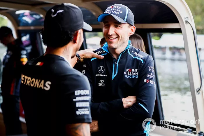 Lewis Hamilton, Mercedes AMG F1 y Robert Kubica, Williams Racing, camino al evento