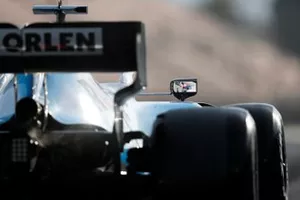 Dans le rétroviseur de George Russell, Williams FW42 