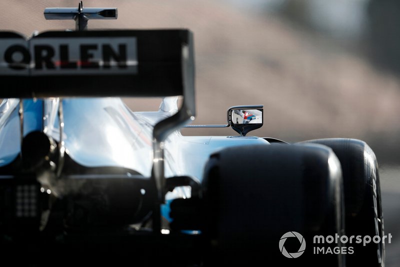 Il riflesso di George Russell, Williams FW42, nello specchietto della sua monoposto
