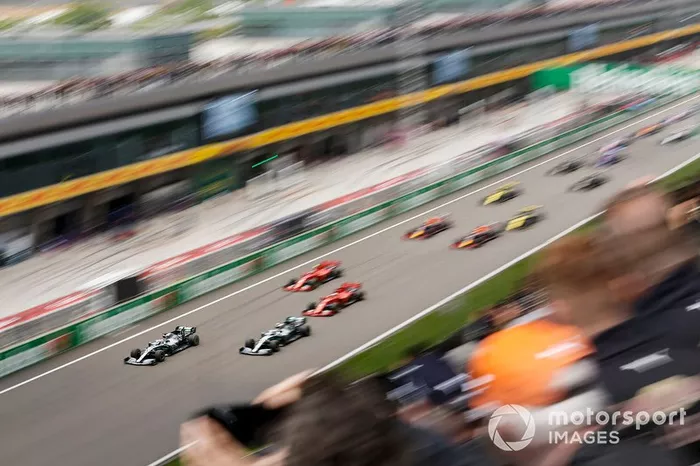 Valtteri Bottas, Mercedes AMG W10, Lewis Hamilton, Mercedes AMG F1 W10, Sebastian Vettel, Ferrari SF90 e Charles Leclerc, Ferrari SF90, alla partenza della gara