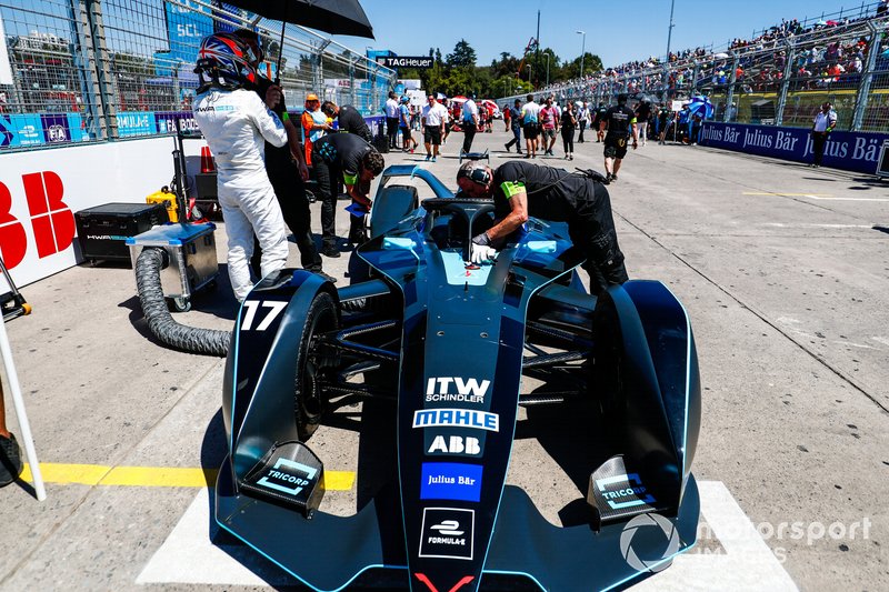 Gary Paffett, HWA Racelab, beside his VFE-05