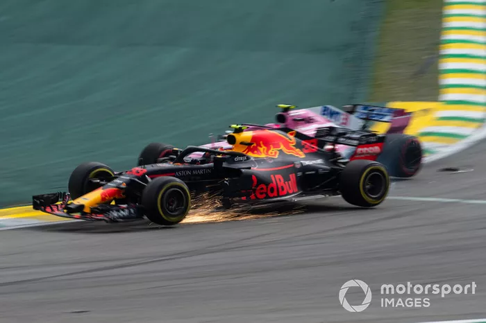 Le leader Max Verstappen, Red Bull Racing RB14 s'accroche avec Esteban Ocon, Racing Point Force India VJM11 