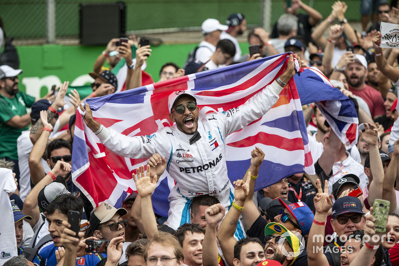 Lewis Hamilton, fan de Mercedes AMG F1 y bandera de la Unión y los fanáticos celebran