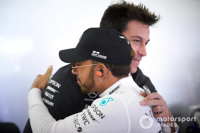 3 - Wolff também não cravou que Hamilton permanecerá no time, com “25% de chances” dele mudar de equipe...