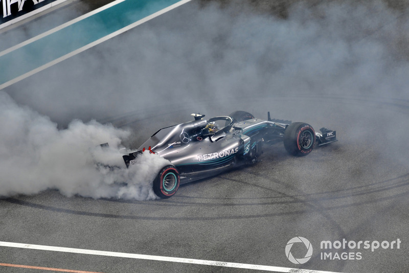 Lewis Hamilton, Mercedes AMG F1 W09 EQ Power+, esegue dei donut alla fine della gara