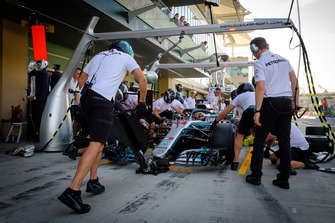 Lewis Hamilton, Mercedes AMG F1 W09, pits