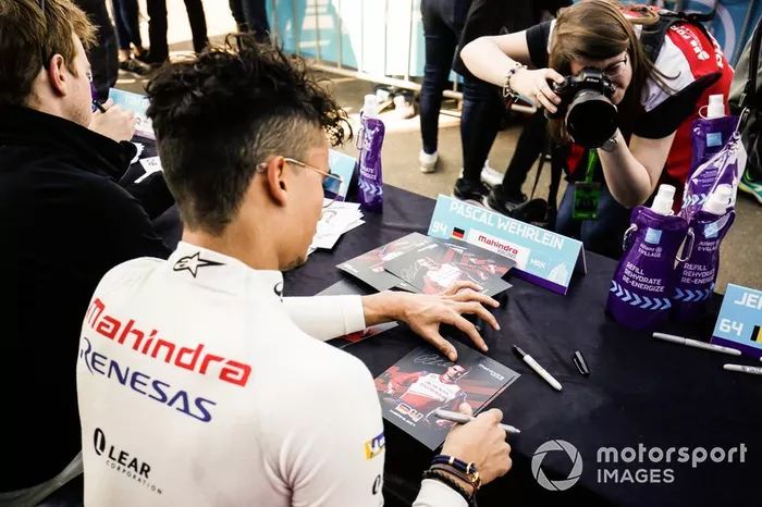 Pascal Wehrlein (DEU), Mahindra Racing, firma autógrafos para los aficionados.