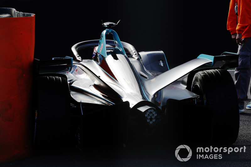 Gary Paffett, HWA Racelab, VFE-05, s'arrête en piste