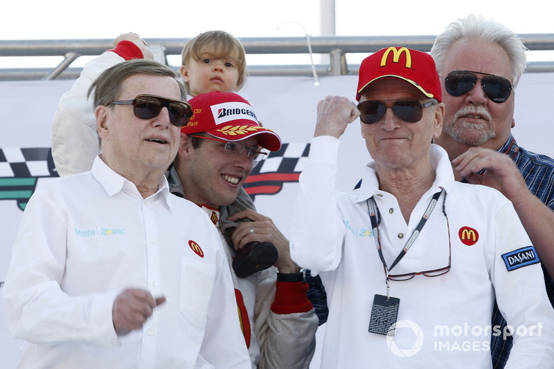 Sebastien Bourdais, Newman Haas Lanigan Racing con oos dueños Carl Haas, Paul Newman, Mike Lanigan su hija Emma