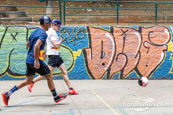 Max Verstappen y Daniel Ricciardo, Red Bull Racing juegan Futsal en Brasil
