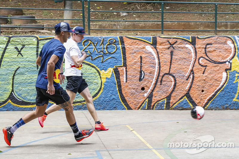Max Verstappen y Daniel Ricciardo, Red Bull Racing juegan Futsal en Brasil
