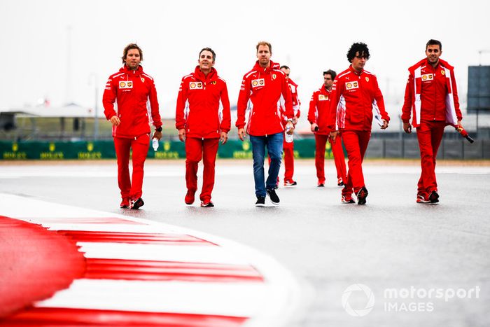 Sebastian Vettel, Ferrari, camina por el circuito