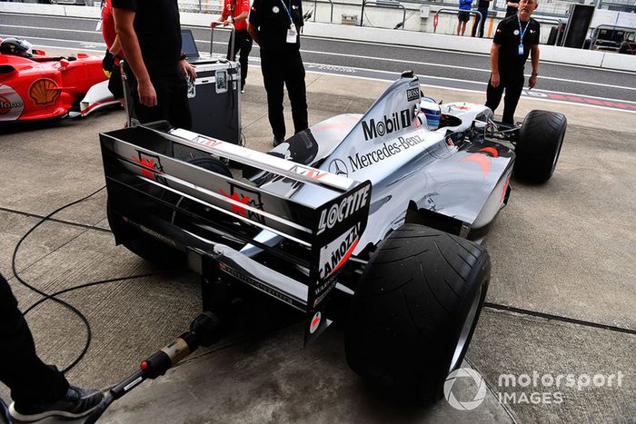 Mika Hakkinen, McLaren MP4-13 en Leyendas F1 30 Aniversario vuelta de Demostración