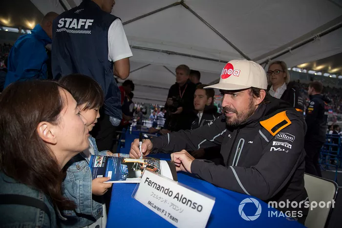 Fernando Alonso, McLaren firma autógrafos para los aficionados.