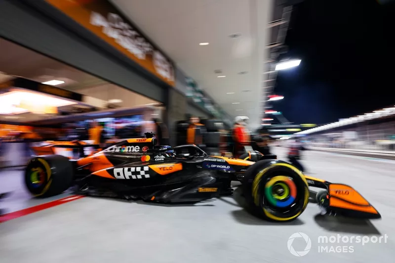 Oscar Piastri, McLaren MCL38, sort du garage