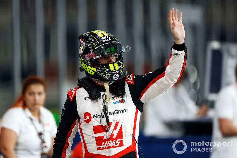 Nico Hulkenberg, Haas F1 Team, salue les fans après la qualification
