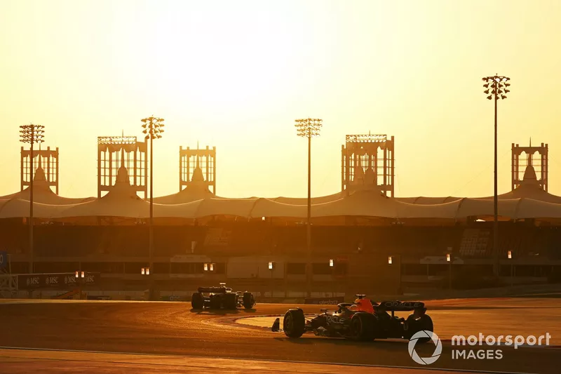 Lewis Hamilton, Mercedes F1 W14, Max Verstappen, Red Bull Racing RB19