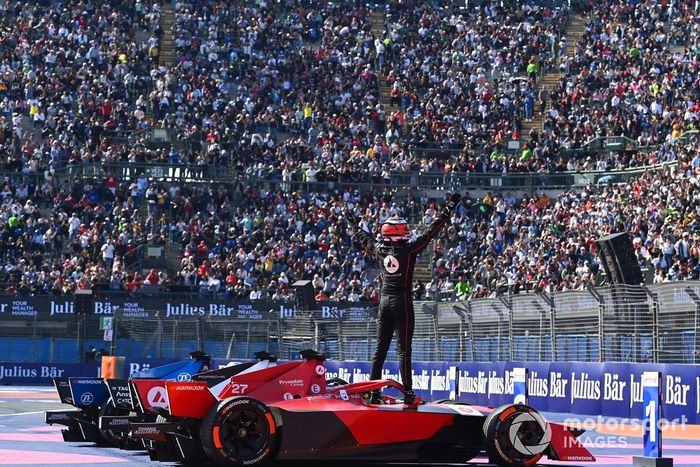 Jake Dennis, Andretti Autosport, 1ª posición, celebra al final de la carrera