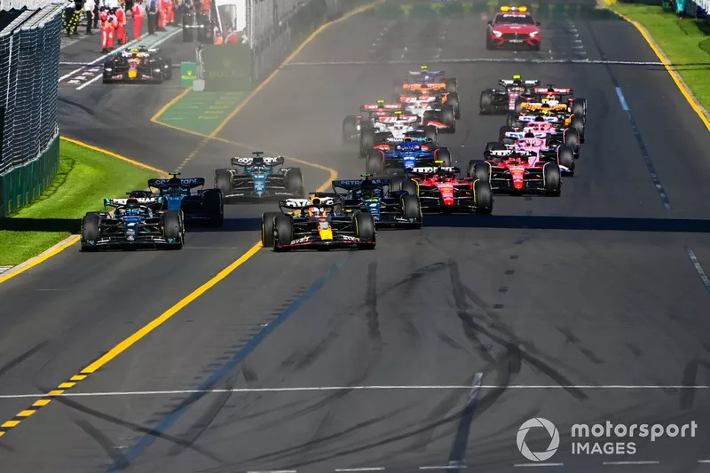 Max Verstappen, Red Bull Racing RB19, George Russell, Mercedes F1 W14, Lewis Hamilton, Mercedes F1 W14, Fernando Alonso, Aston Martin AMR23, Carlos Sainz, Ferrari SF-23, Charles Leclerc, Ferrari SF-23, the rest of the field at the start