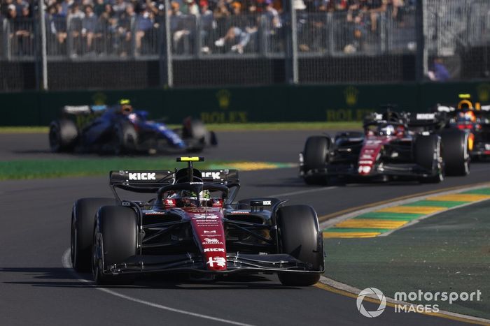 Zhou Guanyu, Alfa Romeo C43, Valtteri Bottas, Sergio Pérez, Red Bull Racing RB19