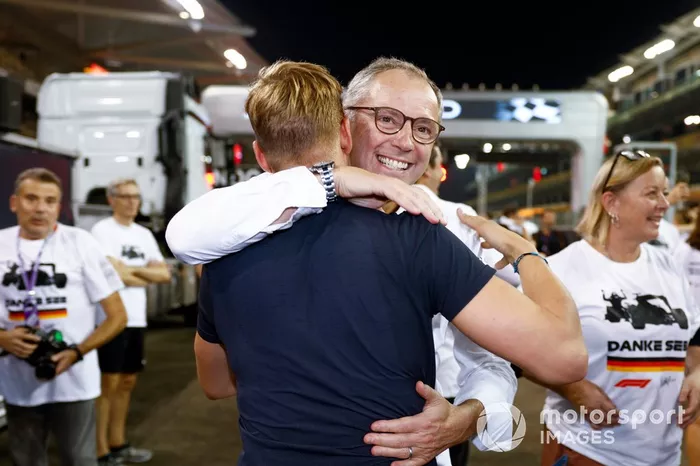 Stefano Domenicali, director general de la Fórmula 1, con Mick Schumacher, Haas F1 Team, Mick Schumacher, se une a los miembros del equipo y a los buenos deseos como parte de la despedida a Sebastian Vettel, Aston Martin, en su último Gran Premio