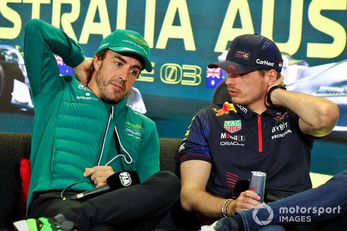 Fernando Alonso, Aston Martin F1 Team y Max Verstappen, Red Bull Racing, en rueda de prensa