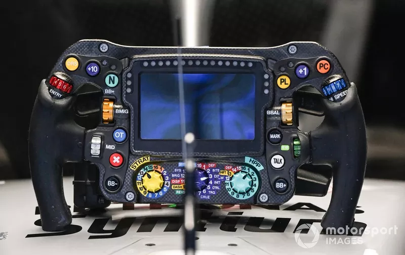 Le volant de la Mercedes W13