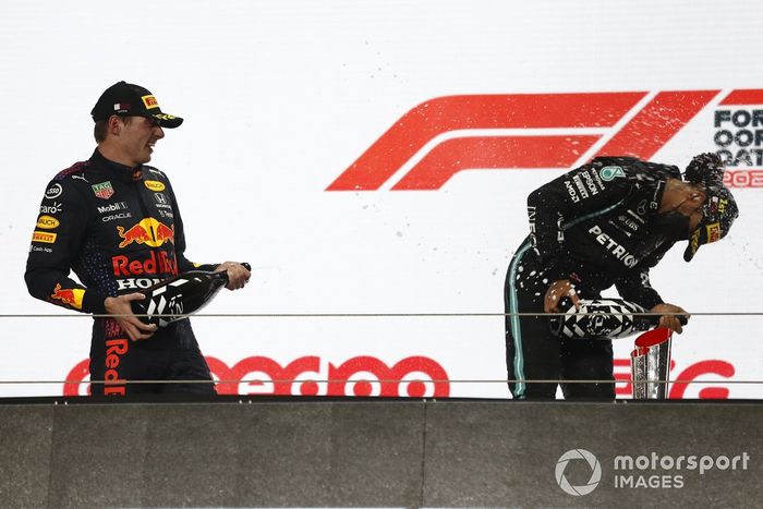 Podio: segundo lugar Max Verstappen, Red Bull Racing, ganador Lewis Hamilton, Mercedes