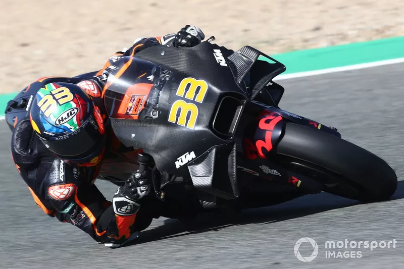 Brad Binder avec la KTM au nouveau carénage et à la prise d'air modifiée