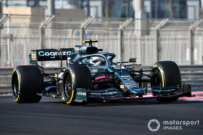 Con la llegada de Aston Martin en lugar de Racing Point, BWT dio un paso atrás y Cognizant fue el patrocinador principal, pero aún quedaron pegatinas de la empresa de agua en el coche y cierta presencia del rosa en algunas líneas