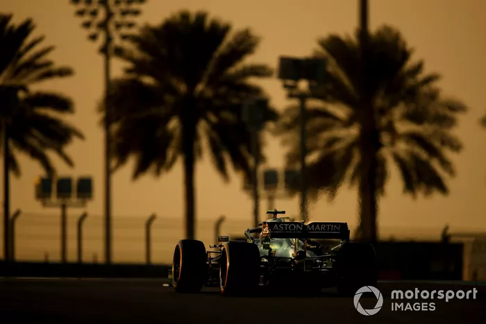 Sebastian Vettel, Aston Martin AMR21 adaptado (muleto) con los Pirelli de 18 pulgadas 