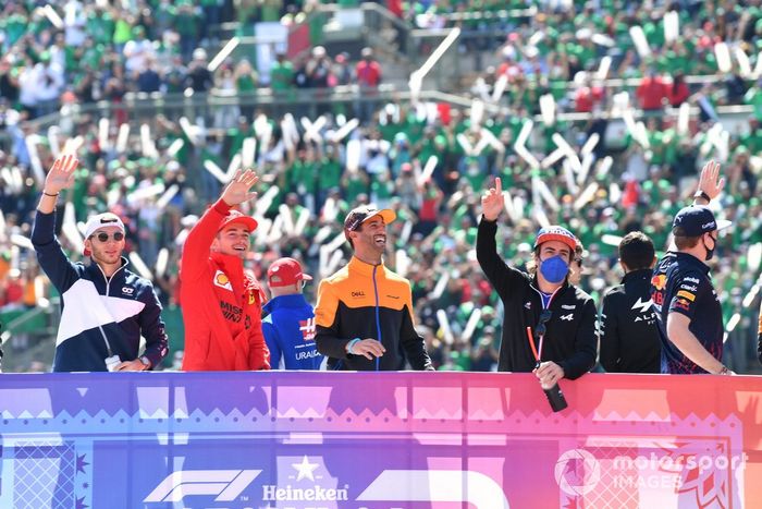 Pierre Gasly, AlphaTauri, Charles Leclerc, Ferrari, Daniel Ricciardo, McLaren, Fernando Alonso, Alpine F1, y Max Verstappen, Red Bull Racing, en el desfile de pilotos