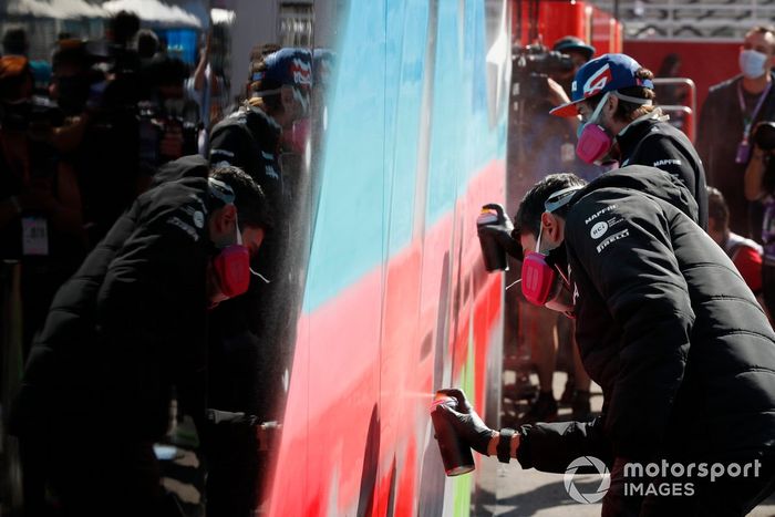 Esteban Ocon, Alpine F1 y Fernando Alonso, Alpine F1 pintura en spray