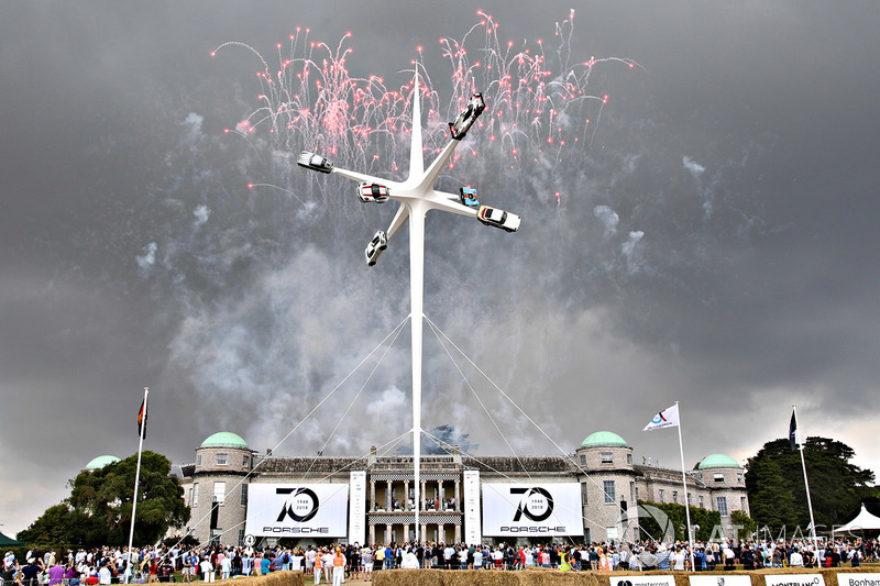 Feu d'artifice pour les 70 ans de Porsche