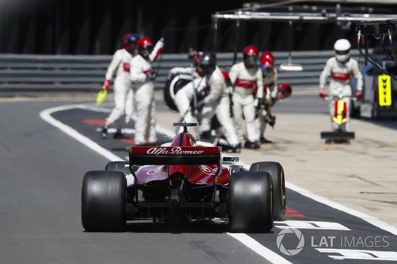 Marcus Ericsson, Sauber C37, comes in for a stop