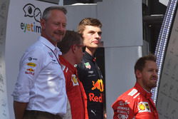 Podio: ganador de la carrera Max Verstappen, Red Bull Racing, segundo lugar Kimi Raikkonen, Ferrari, tercer puesto Sebastian Vettel, Ferrari, Jonathan Wheatley, director del equipo Red Bull Racing