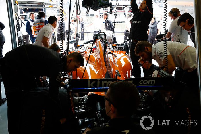 Los ingenieros trabajan en el coche de Fernando Alonso, McLaren MCL33