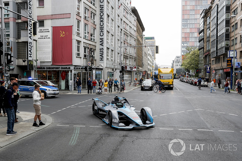 Kampiun Formula 1 , Nico Rosberg, mengemudikan mobil Formula E Gen2 di jalanan Berlin