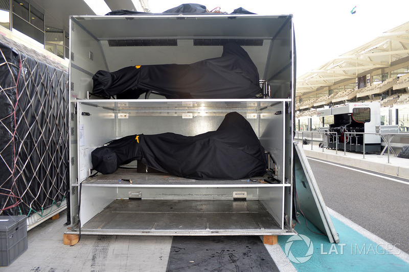 Монококи Renault RS17 в транспортном контейнере