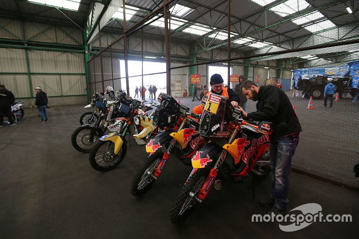 Los equipos se preparan en Le Havre para el largo viaje a Lima, Perú