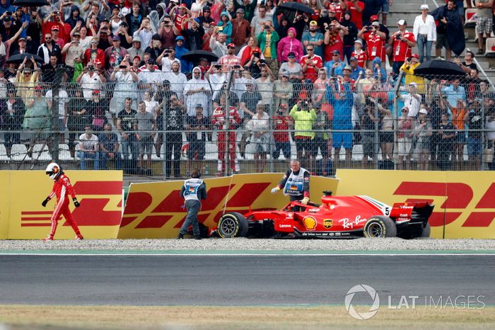 Sebastian Vettel; Ferrari SF71H choca cuando iba líder