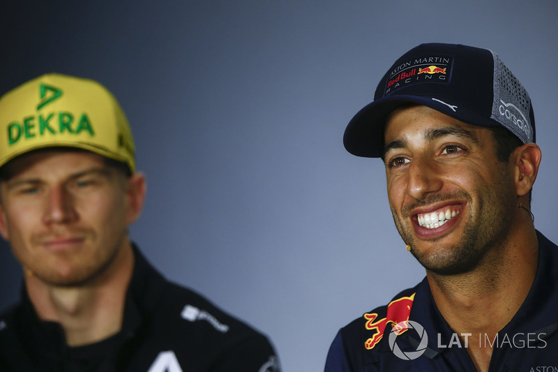 Nico Hulkenberg, Renault Sport F1 Team, ve Daniel Ricciardo, Red Bull Racing