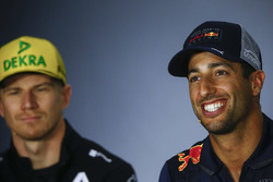 Nico Hulkenberg, Renault Sport F1 Team, ve Daniel Ricciardo, Red Bull Racing