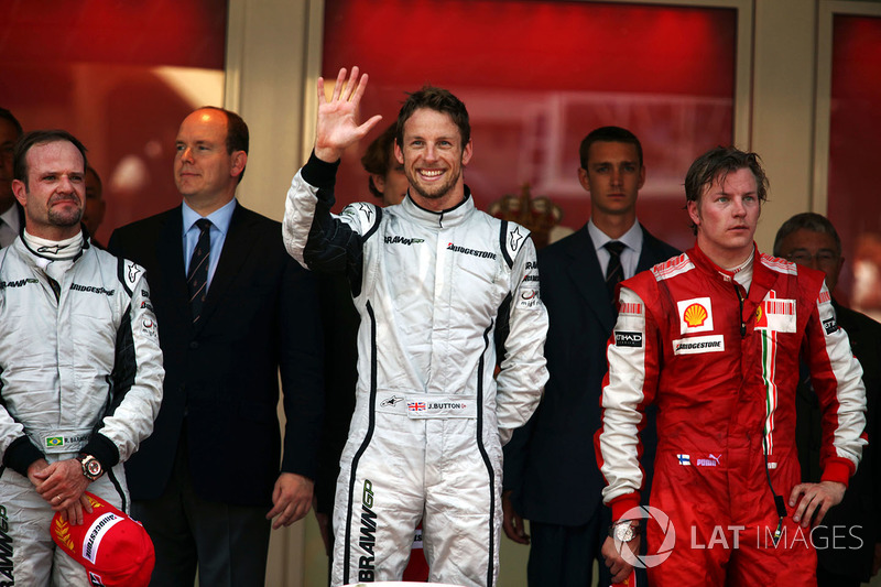 Podium: winnaar Jenson Button, Brawn Grand Prix, tweede Rubens Barrichello, Brawn Grand Prix, derde 