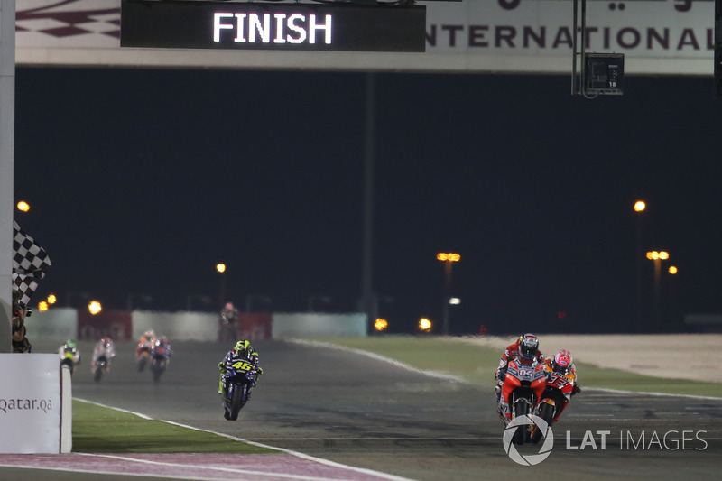 Andrea Dovizioso bat Marc Márquez sur la ligne