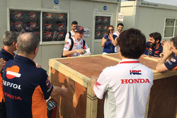 Marc Márquez, Repsol Honda Team recibe un regalo de cumpleaños de parte de su equipo