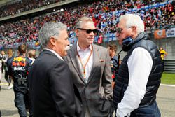 Chase Carey, Chairman, Formula One, Sean Bratches, Managing Director of Commercial Operations, Formula One Group, and Lawrence Stroll on the grid