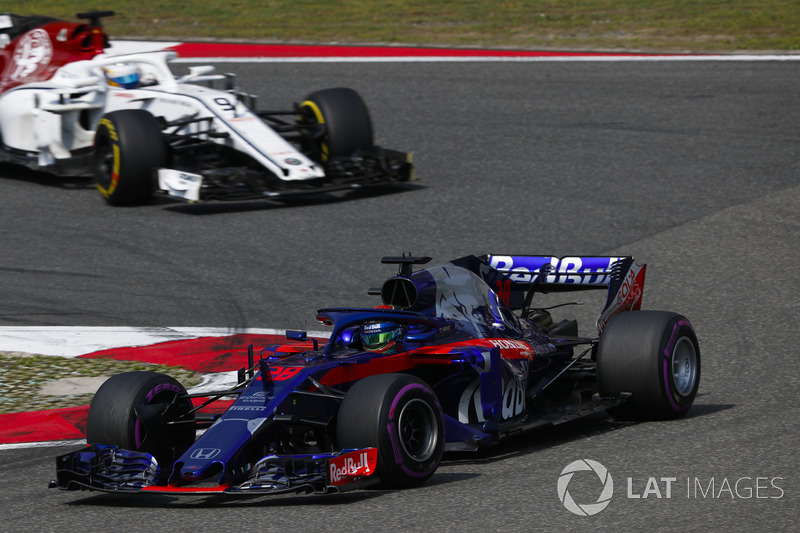 Brendon Hartley, Toro Rosso STR13 Honda, precede Marcus Ericsson, Sauber C37 Ferrari