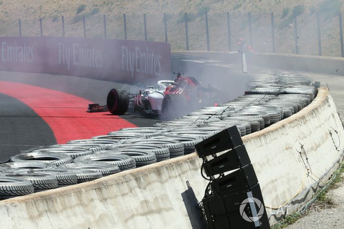 Marcus Ericsson, Sauber C37 est sorti de sa piste avant que sa voiture ne prenne feu