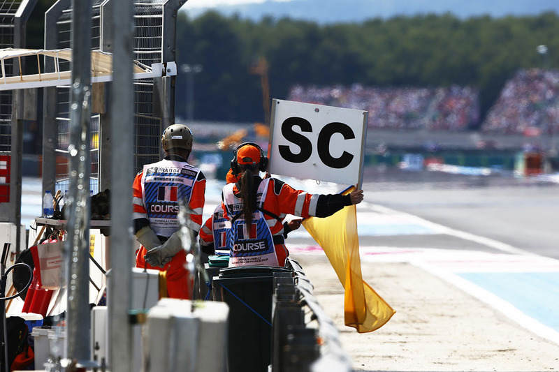 I marshal mostrano il cartello Safety Car